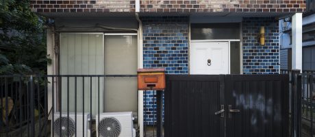 Venkovní jednotky u domu jako ilustrační foto k článku o ceně tepelného čerpadla