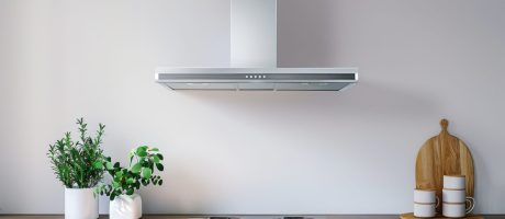 Digestoř nad varnou deskou jako příklad zařízení, pro které se řeší otvor pro odtah